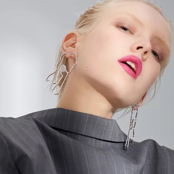 Retro Girl Silhouette Hollow Out Earrings - Picture 3 of 5